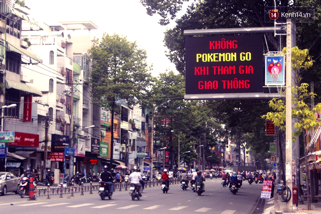 Không Pokemon Go khi tham gia giao thông - Sài Gòn chính thức có biển cảnh báo game thủ trên đường phố - Ảnh 1.
