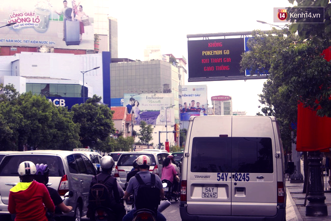 Không Pokemon Go khi tham gia giao thông - Sài Gòn chính thức có biển cảnh báo game thủ trên đường phố - Ảnh 3.