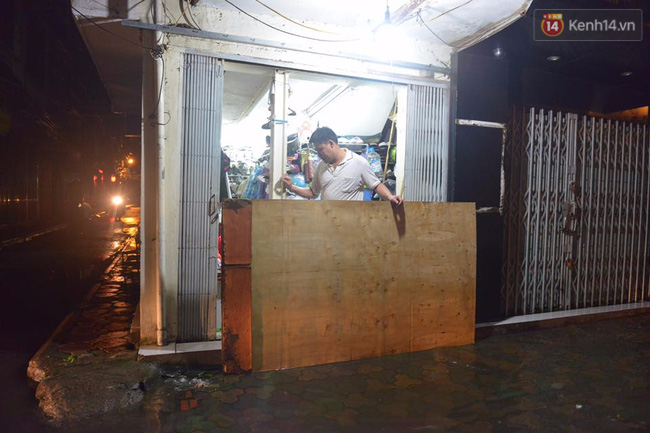Phố cổ H&agrave; Nội ngập l&ecirc;nh l&aacute;ng sau cơn mưa lớn - Ảnh 4.