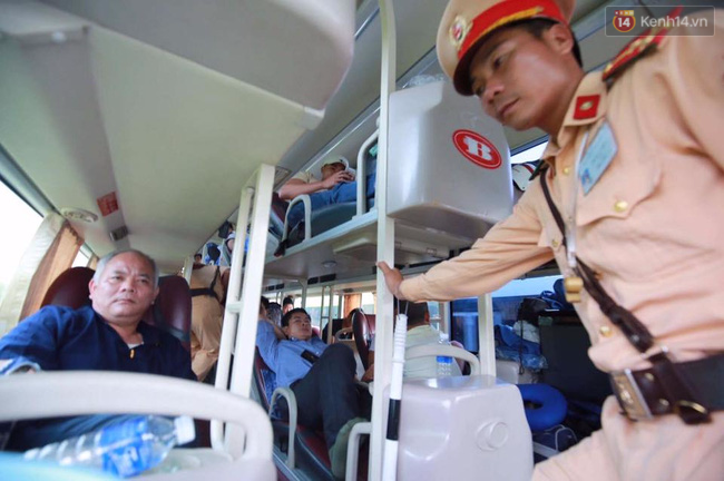 CSGT Hà Nội truy đuổi suốt 3km khi xe giường nằm chở quá tải bỏ chạy - Ảnh 4.