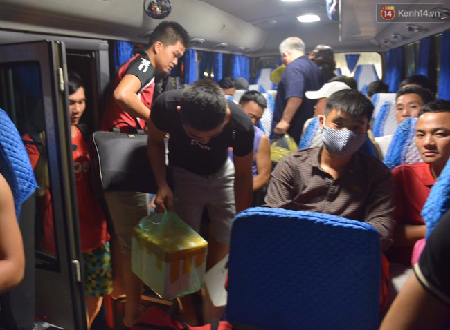 CSGT Hà Nội truy đuổi suốt 3km khi xe giường nằm chở quá tải bỏ chạy - Ảnh 9.