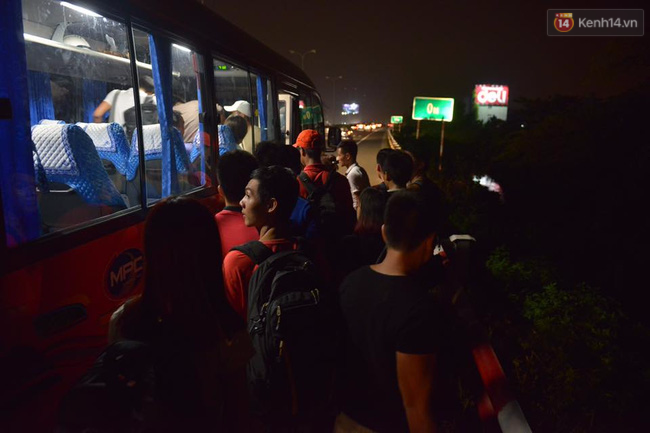 CSGT Hà Nội truy đuổi suốt 3km khi xe giường nằm chở quá tải bỏ chạy - Ảnh 8.