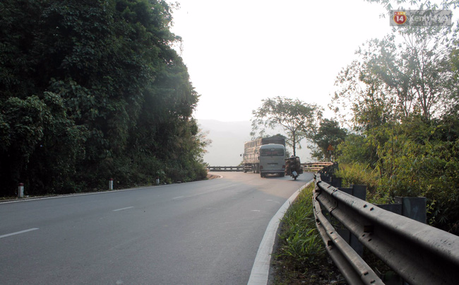 Xe tải dìu xe khách mất phanh lao đèo Bảo Lộc thoát tai nạn thảm khốc - Ảnh 4.