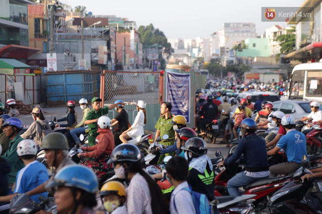 Người dân thức dậy lúc 5 giờ sáng để đi làm vì sợ ùn tắc ở ngã 6 Gò Vấp - Ảnh 8.