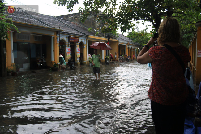 Ảnh hưởng từ bão số 4, Đà Nẵng và Hội An ngập lênh láng sau mưa lớn - Ảnh 13.