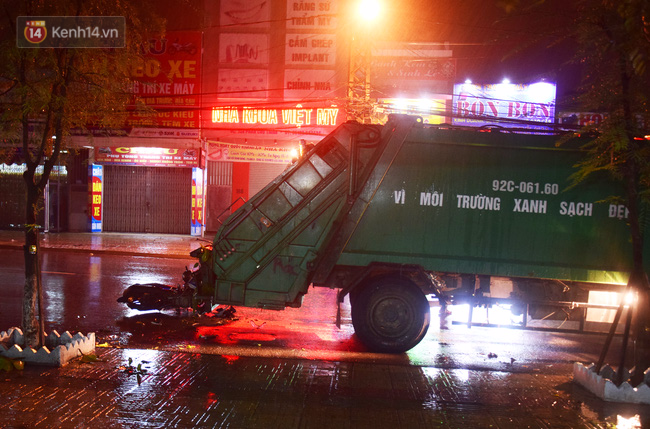 Quảng Nam: Lao vào đuôi xe chở rác trong đêm mưa, một thanh niên nguy kịch - Ảnh 1.