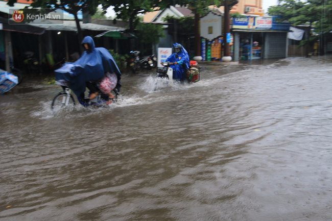 Ảnh hưởng của bão số 4: 1 người mất tích, hàng loạt cây xanh đổ ngã, đường sá sạt lở nghiêm trọng - Ảnh 2.