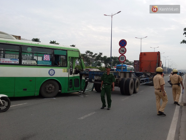 Hàng chục sinh viên hoảng loạn la hét khi xe buýt tông vào đuôi xe container ở Xa lộ Hà Nội - Ảnh 1.