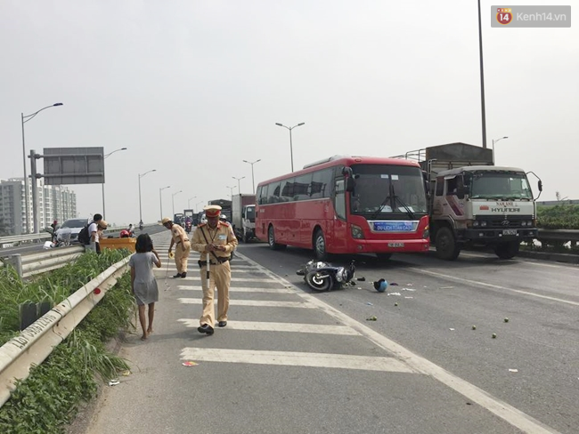 Xe máy tông nhau, cầu Thanh Trì ùn tắc kéo dài - Ảnh 3.