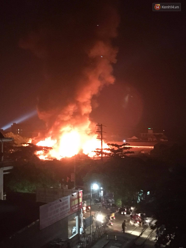 Hà Tĩnh: Cháy chợ trong đêm, gần 1.000 tiểu thương trở tay không kịp - Ảnh 1.