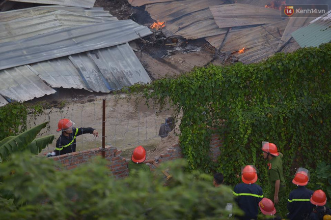 Hà Nội: Cháy lán trại của hàng trăm công nhân tại quận Hoàng Mai, lửa bùng lên dữ dội - Ảnh 5.