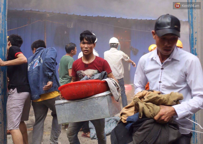 Hà Nội: Cháy lán trại của hàng trăm công nhân tại quận Hoàng Mai, lửa bùng lên dữ dội - Ảnh 8.