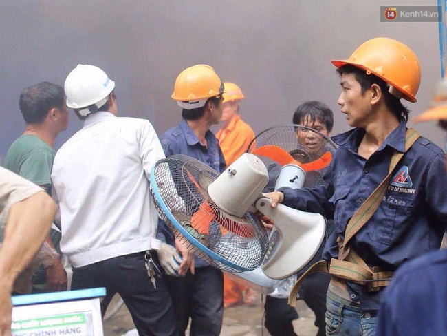 Hà Nội: Cháy lán trại của hàng trăm công nhân tại quận Hoàng Mai, lửa bùng lên dữ dội - Ảnh 9.
