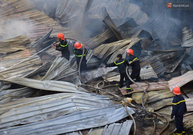 Hà Nội: Cháy lán trại của hàng trăm công nhân tại quận Hoàng Mai, lửa bùng lên dữ dội - Ảnh 13.