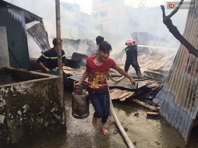 Hà Nội: Cháy lán trại của hàng trăm công nhân tại quận Hoàng Mai, lửa bùng lên dữ dội - Ảnh 10.