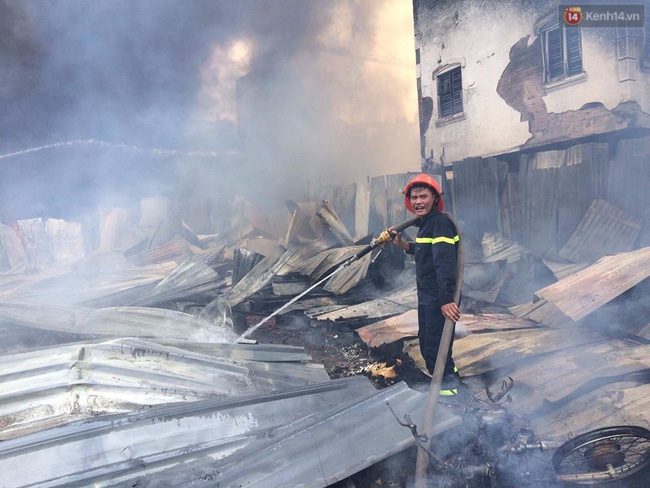 Hà Nội: Cháy lán trại của hàng trăm công nhân tại quận Hoàng Mai, lửa bùng lên dữ dội - Ảnh 16.