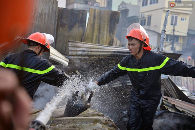 Hà Nội: Cháy lán trại của hàng trăm công nhân tại quận Hoàng Mai, lửa bùng lên dữ dội - Ảnh 17.