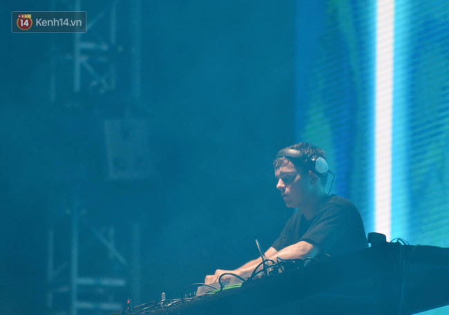 Kh&aacute;n giả cuồng nhiệt x&otilde;a hết cỡ trong đ&ecirc;m nhạc của Martin Garrix - Ảnh 41.