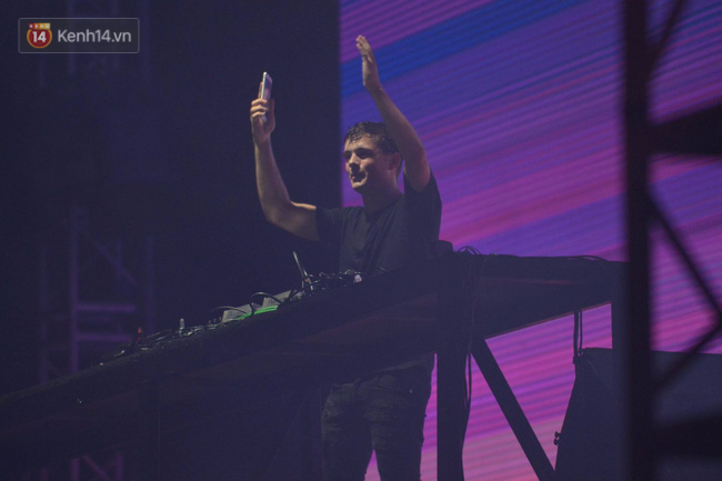 Kh&aacute;n giả cuồng nhiệt x&otilde;a hết cỡ trong đ&ecirc;m nhạc của Martin Garrix - Ảnh 42.