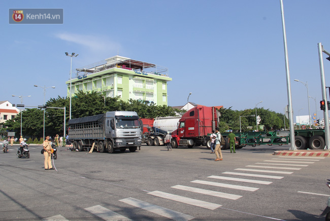 Đà Nẵng: 2 thanh niên chết thảm dưới gầm xe tải, giao thông hỗn loạn - Ảnh 4.