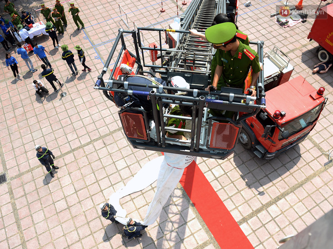 Trình diễn kỹ năng mềm, thiết bị phòng cháy chữa cháy và cứu hộ cứu nạn tại Hà Nội - Ảnh 1.