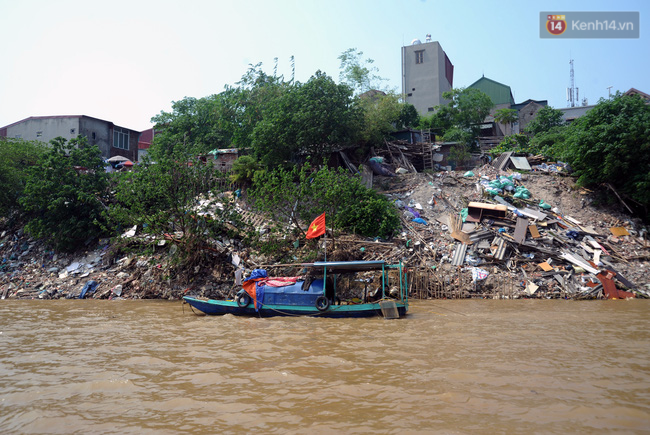 Hà Nội: Người dân hoang mang sống trong cảnh nhà đang ở bỗng trôi tuột xuống sông Hồng - Ảnh 1.