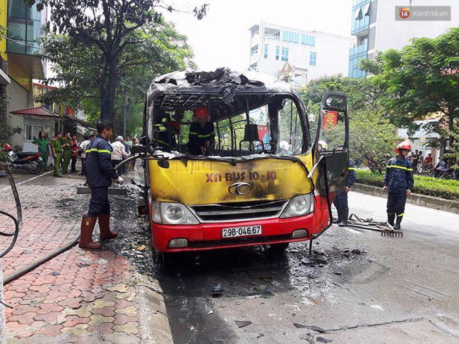 Hà Nội: Xe buýt đột ngột bốc cháy dữ dội, 20 hành khách hoảng loạn - Ảnh 3.