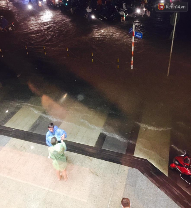 Hàng loạt tuyến đường ở Sài Gòn hỗn loạn vì ngập kinh hoàng trong mưa lớn - Ảnh 24.