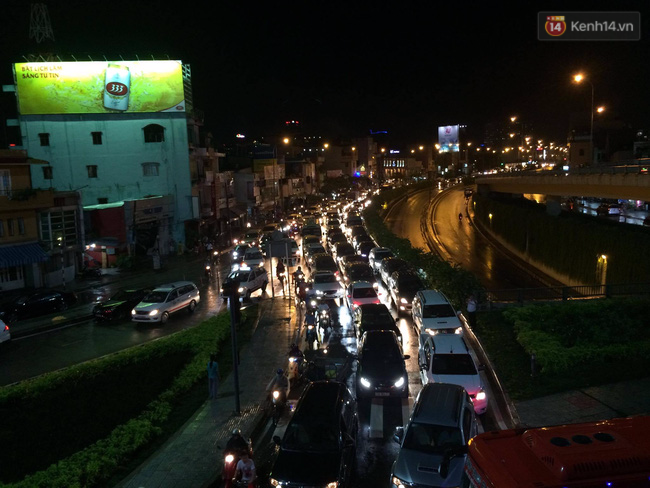 Giao thông ở Sài Gòn tê liệt đến gần 9h tối trong trận mưa lịch sử - Ảnh 1.