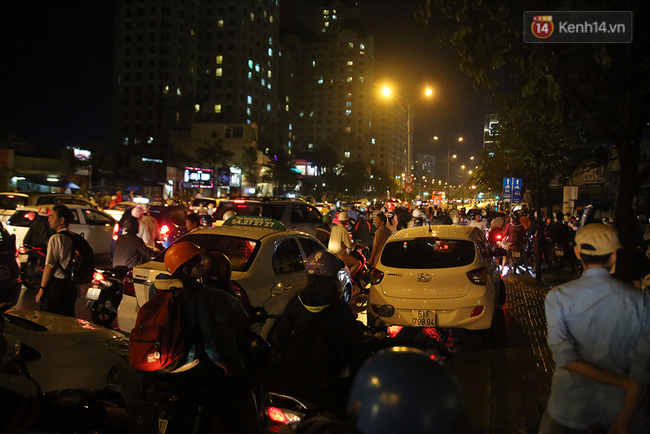 Giao thông ở Sài Gòn tê liệt đến gần 9h tối trong trận mưa lịch sử - Ảnh 8.