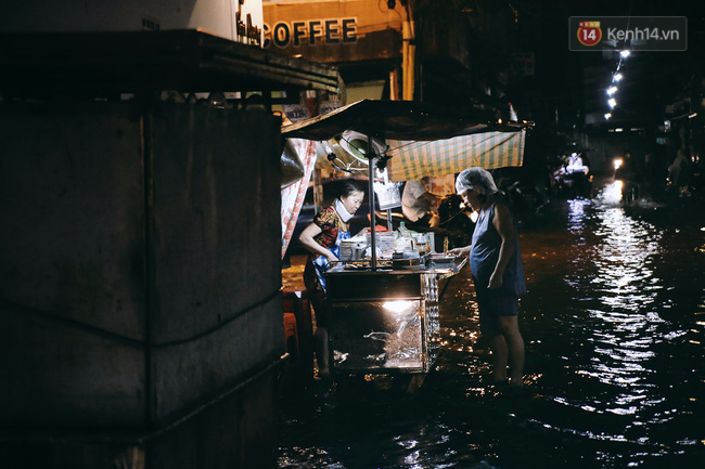 Những hình ảnh khó quên với người Sài Gòn trong trận mưa lịch sử ngày 26/9 - Ảnh 5.