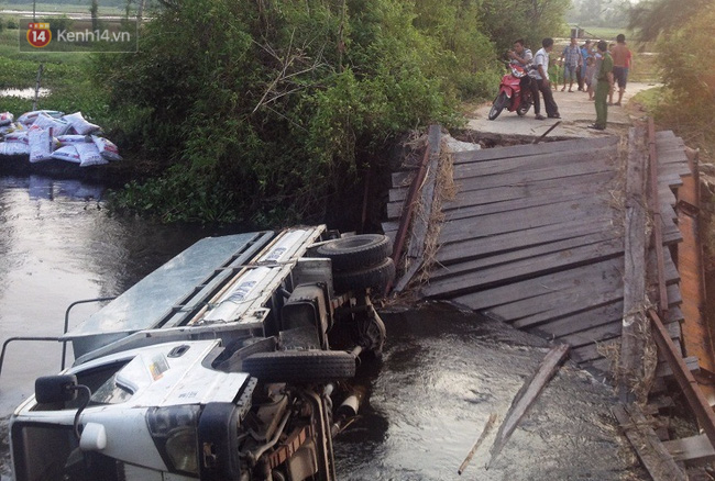 Sập cầu, xe tải rơi xuống sông, tài xế thoát chết trong gang tấc - Ảnh 1.