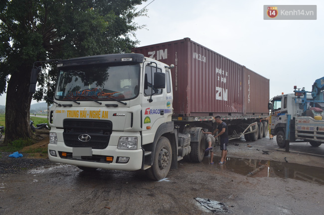 Xe khách nát bét sau khi va trúng xe container, 7 người bị thương - Ảnh 2.