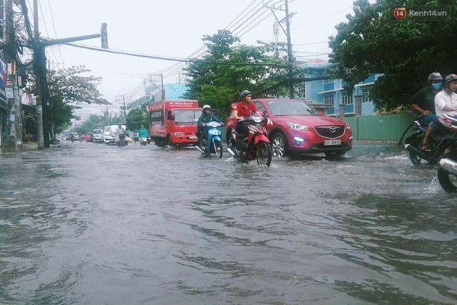 Sài Gòn mưa lớn sáng đầu tuần, người dân vật vã đến công sở vì kẹt xe khắp nơi - Ảnh 14.