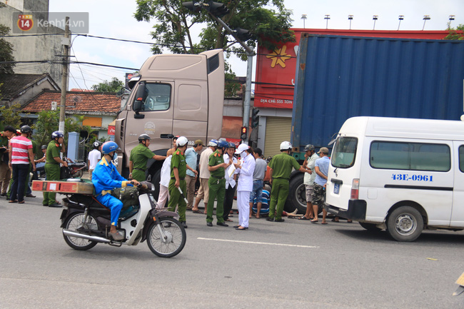 Người thân gào khóc bên thi thể cụ bà 80 tuổi bị container cán tử vong - Ảnh 1.