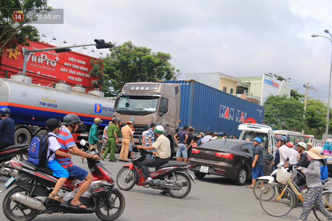 Người thân gào khóc bên thi thể cụ bà 80 tuổi bị container cán tử vong - Ảnh 4.