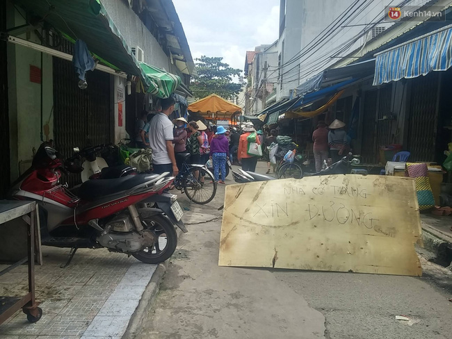 Đ&acirc;m ch&eacute;m kinh ho&agrave;ng trong chợ ở S&agrave;i G&ograve;n, 2 anh em họ tử vong - Ảnh 1.