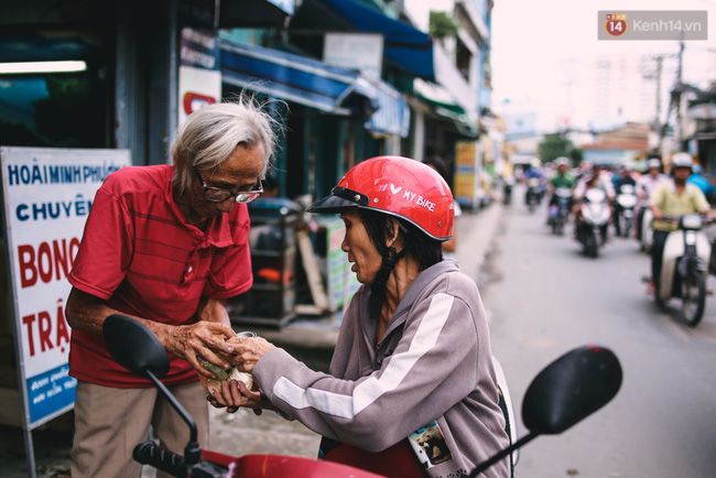 Người họa sĩ già và những tấm biển quảng cáo vẽ tay độc nhất vô nhị ở Sài Gòn - Ảnh 12.