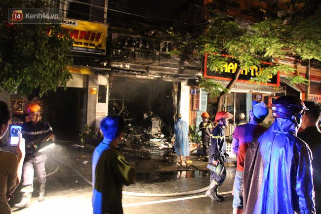 Đà Nẵng: Cháy lớn ở khu dân cư lúc rạng sáng, đục tường cứu 7 người thoát chết - Ảnh 3.
