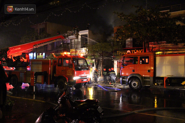 Đà Nẵng: Cháy lớn ở khu dân cư lúc rạng sáng, đục tường cứu 7 người thoát chết - Ảnh 6.