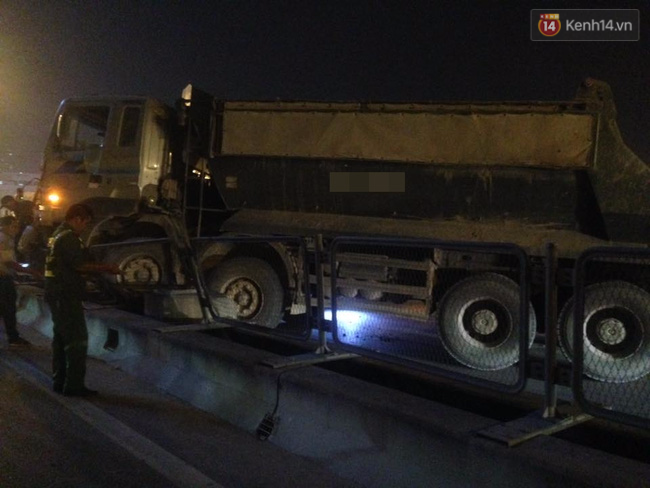 H&agrave; Nội: &Ocirc; t&ocirc; đối đầu xe m&aacute;y đi ngược chiều trong hầm Trung H&ograve;a, 3 thanh ni&ecirc;n thương vong - Ảnh 5.