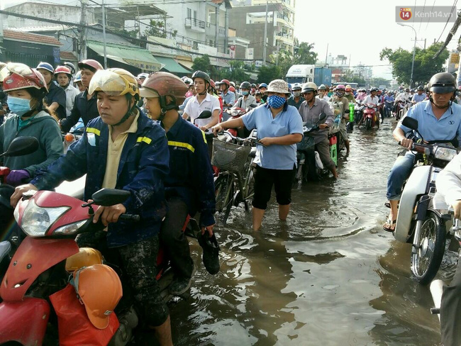 Triều cường dâng cao gây ngập và kẹt xe sáng đầu tuần ở Sài Gòn - Ảnh 5.