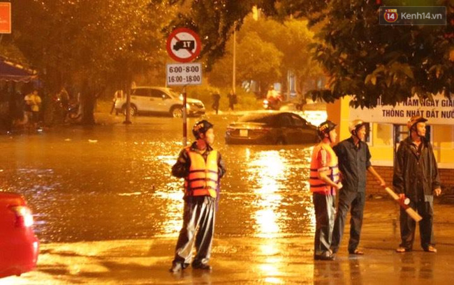 Bình Dương: Ô tô chết máy trong biển nước, tài xế ra giá 2 triệu cho ai đẩy được xe vào bờ - Ảnh 2.