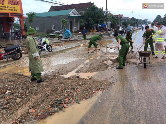 Hà Tĩnh: Công an Thị xã Kỳ Anh đội mưa dọn dẹp đất đá vương vãi trên đường - Ảnh 1.