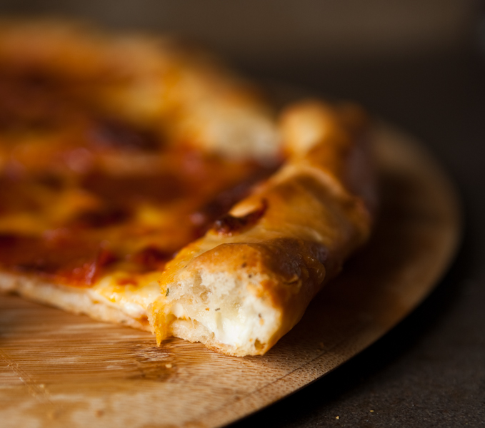 C&ocirc;ng thức b&aacute;nh pizza viền ph&ocirc; mai b&eacute;o ngậy vừa thổi vừa ăn - Ảnh 10.