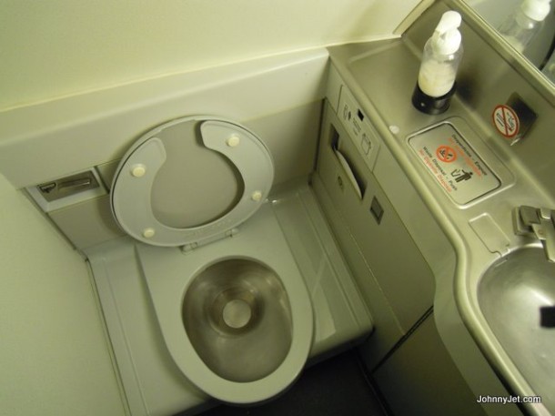 6 nơi bẩn nhất trên máy bay mà bạn nên tránh càng xa càng tốt - Ảnh 3.