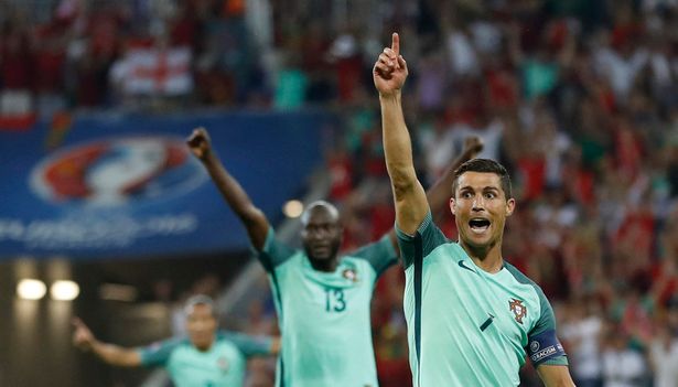 Ronaldo bùng nổ sau khi thay áo giữa giờ nghỉ - Ảnh 5.