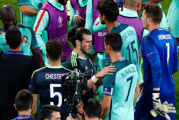 Ronaldo an ủi Bale, xóa tan nghi ngờ chiến tranh giữa các vì sao - Ảnh 2.