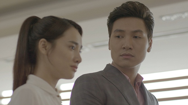 Linh (Nh&atilde; Phương) nắm tay Phong (Mạnh Trường) trước mặt Junsu (Kang Tae Oh) - Ảnh 1.