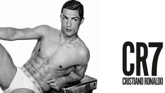 B&aacute;c sĩ tuyển Đức mặc quần l&oacute;t của Ronaldo - Ảnh 3.